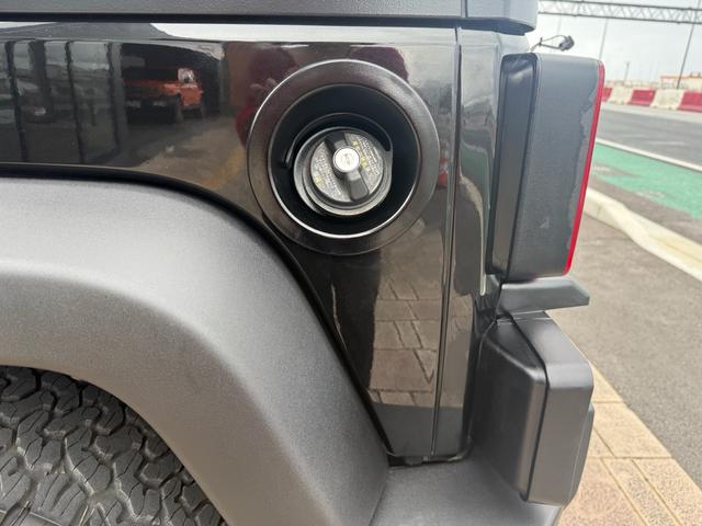 フューエルリッドは後方左側になります。Ｊｅｅｐらしい無骨なデザインのガソリン口を採用。