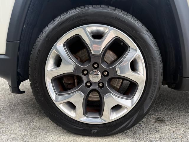 力強いオフロードタイヤと１８インチアルミホイールを装着！Ｊｅｅｐらしいワイルドな足元を演出しています。