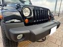 力強い印象を与えるフロントバンパーはJeepらしいワイルドなデザインで、存在感と走破性を両立しています。