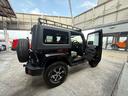 セブンスロットグリル・台形のホイルアーチとJeepの伝統を色濃く受け継ぐお車です。丸型ヘッドライトがラングラーの特徴です