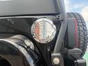 フューエルリッドは後方左側になります。Jeepらしい無骨なデザインのガソリン口を採用。使いやすく実用性にも優れた設計で、日常の給油もスムーズに行えます。