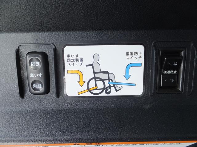 シエンタ Ｘ　福祉車両　後部スロープ　車高調整機能　電動車椅子固定装置　左側パワースライドドア　ナビ／テレビ　バックカメラ（7枚目）