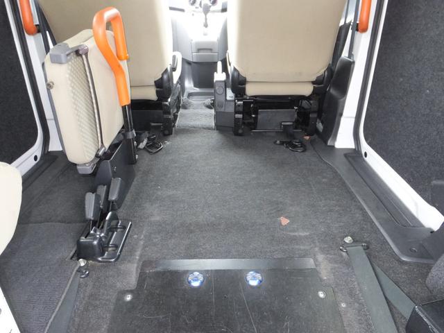 ＮＶ２００バネットワゴン 　福祉車両　車椅子２台積み　リモコンウインチ　車椅子電動固定装置（12枚目）