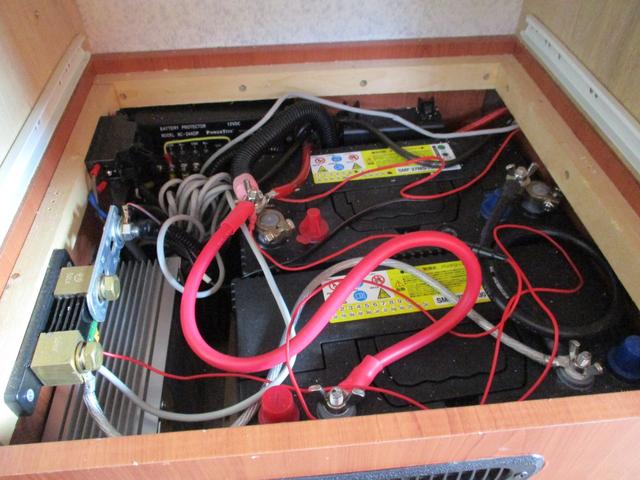 キャンピングカーセレンゲティ・外部電源・ソーラーパネル・外部充電・サイドオーニング・バンクベット・リアWベット・対面ソファ・ウインドウエアコン・サブバッテリーx2・インバーター・シンク・ガス・冷蔵庫(19枚目)