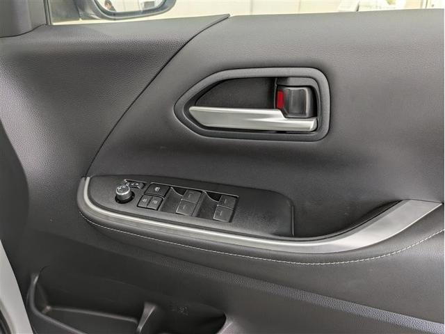 運転席パワーウインドウマスタースイッチです。車内の換気も運転席から簡単に行えます。ロック機能もついているので子供がイタズラして窓を開けるという事も防止できますよ。