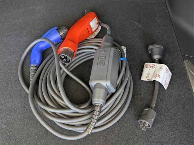 ハリアーPHEV Z 革シート 4WD フルセグ メモリーナビ ミュージックプレイヤー接続可 バックカメラ 衝突被害軽減システム ETC ドラレコ LEDヘッドランプ フルエアロ 記録簿(11枚目)