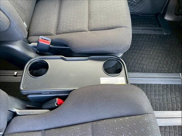 ヴォクシー ＨＹＢＲＩＤ　Ｖ　７人乗り（30枚目）