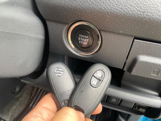 楽々スマートキーを完備！鍵をカバンやポケットに入れたまま、ドアの開閉だけでなく、エンジンの始動もワンタッチで可能ですので、とっても便利です！