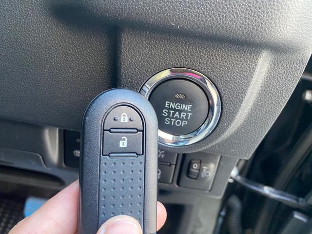楽々スマートキーを完備！鍵をカバンやポケットに入れたまま、ドアの開閉だけでなく、エンジンの始動もワンタッチで可能ですので、とっても便利です！