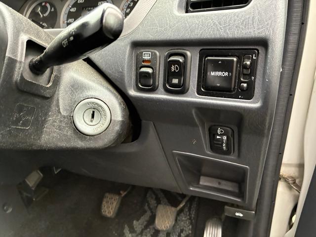 テリオスキッド キスマークＸ　４ＷＤ　キーレス　マニュアル車　ＣＤ　フルフラット　ダブルエアバック（6枚目）