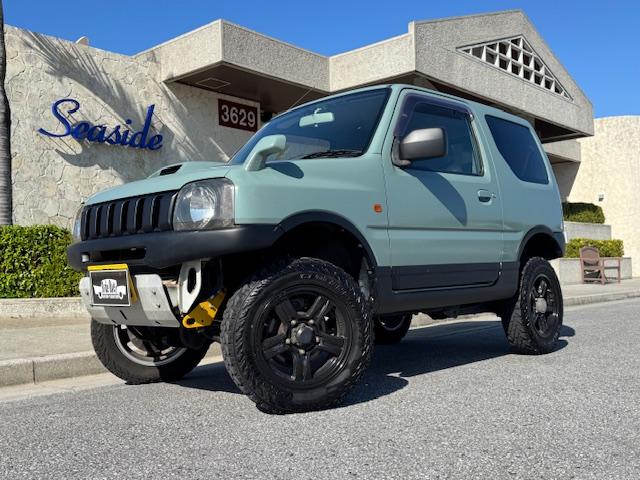 ジムニー ランドベンチャー　アーミーグリーンオールペン済　リフトアップ　社外足回り　前後調整式ラテラルロッド　社外マフラー　１６インチアルミ　ＭＴタイヤ　サイドガーニッシュ　スキッドプレート　社外パンパー　Ｆレザー調シートカバー