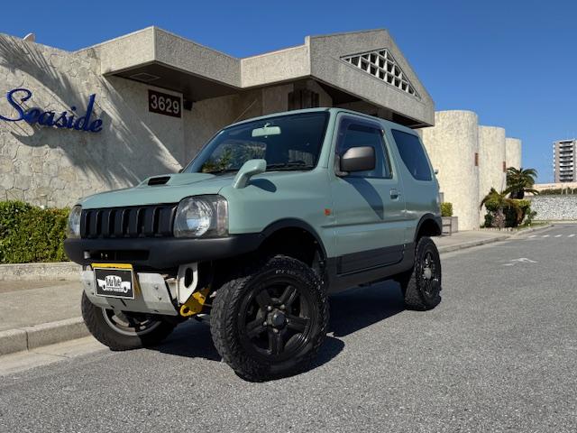 ジムニー ランドベンチャー　アーミーグリーンオールペン済　リフトアップ　社外足回り　前後調整式ラテラルロッド　社外マフラー　１６インチアルミ　ＭＴタイヤ　サイドガーニッシュ　スキッドプレート　社外パンパー　Ｆレザー調シートカバー