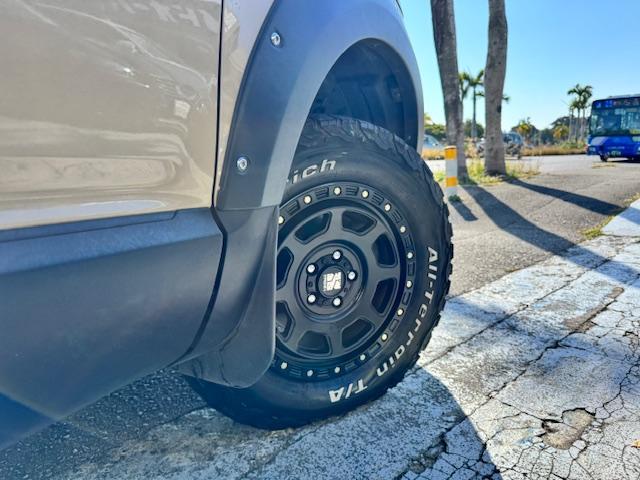 デリカＤ：５ Ｍ　サンドベージュオールペン済　リフトアップ　社外アルミ　ストラーダワイドＳＤナビ　Ｂｌｕｅｔｏｏｔｈ内蔵　２列目シートモニター　パワースライドドア　アンティーク調レザーシートカバー　Ｆバンパーガード（17枚目）