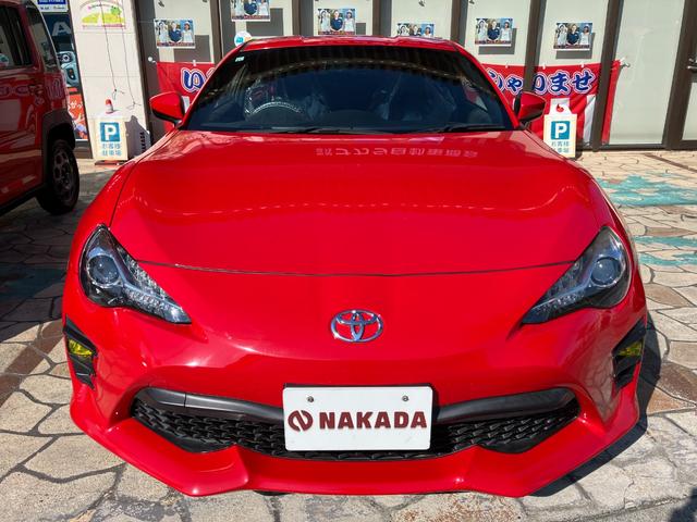８６ ＧＴリミテッド　ＴＲＤマフラー　社外アルミホイール　社外リヤウィング　ナビ　バックカメラ　Ｂｌｕｅｔｏｏｔｈ　キープッシュスタート　ＬＥＤヘッドライト　キーフリー　オートクルーズ　フルセグＴＶ　ＤＶＤ（2枚目）