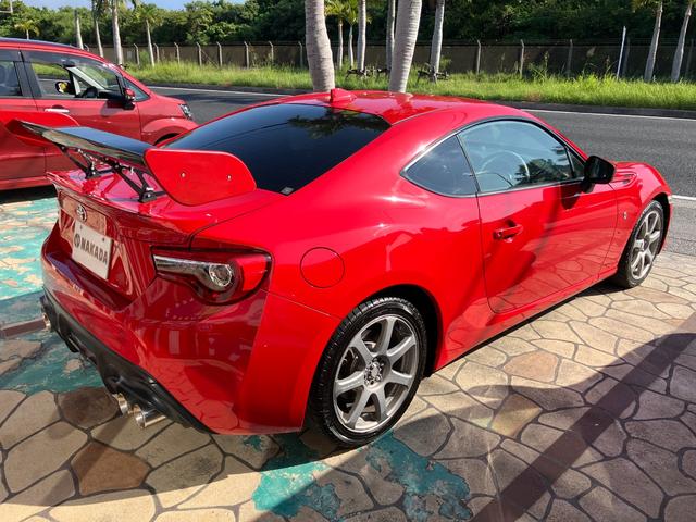 ８６ ＧＴリミテッド　ＴＲＤマフラー　社外アルミホイール　社外リヤウィング　ナビ　バックカメラ　Ｂｌｕｅｔｏｏｔｈ　キープッシュスタート　ＬＥＤヘッドライト　キーフリー　オートクルーズ　フルセグＴＶ　ＤＶＤ（4枚目）