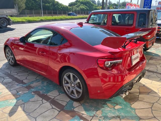 ８６ ＧＴリミテッド　ＴＲＤマフラー　社外アルミホイール　社外リヤウィング　ナビ　バックカメラ　Ｂｌｕｅｔｏｏｔｈ　キープッシュスタート　ＬＥＤヘッドライト　キーフリー　オートクルーズ　フルセグＴＶ　ＤＶＤ（6枚目）