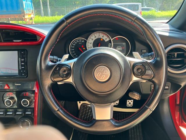 ８６ ＧＴリミテッド　ＴＲＤマフラー　社外アルミホイール　社外リヤウィング　ナビ　バックカメラ　Ｂｌｕｅｔｏｏｔｈ　キープッシュスタート　ＬＥＤヘッドライト　キーフリー　オートクルーズ　フルセグＴＶ　ＤＶＤ（22枚目）