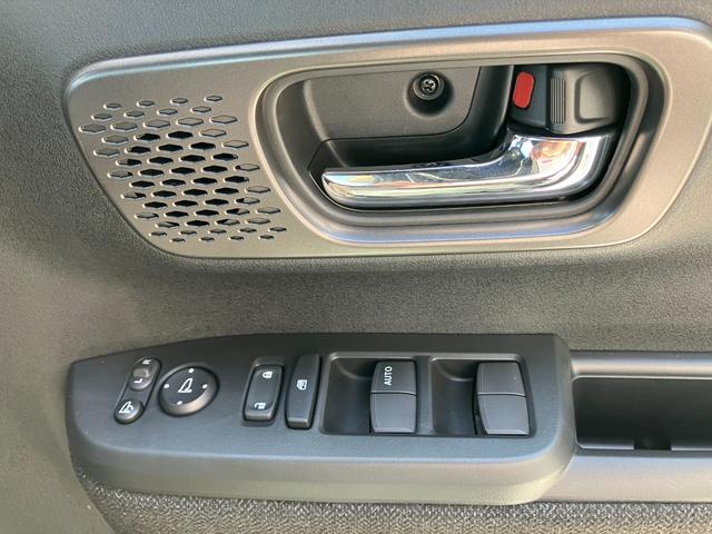 狭い駐車スペースで便利です。キーロックでミラー自動格納　エンジンスタートでミラー電動なので安心です