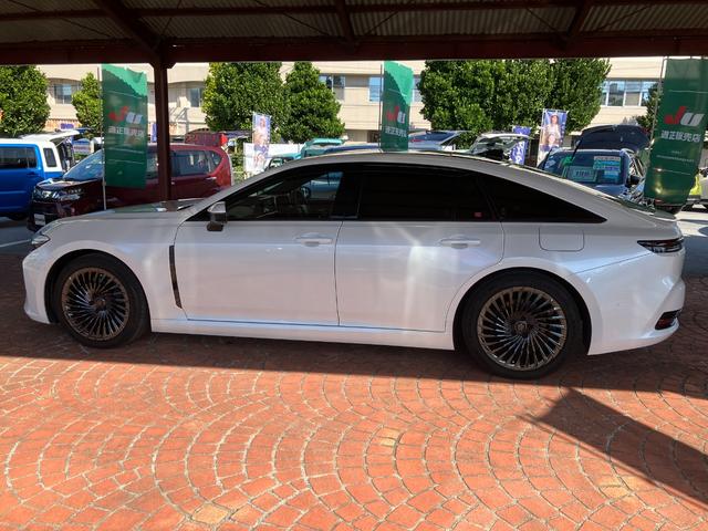 クラウン Ｚ　パノラマガラスルーフ　デジタルインナーミラー　フロント両席パワーシート　プリクラッシュセーフティ　レーントレーシングアシスト　ＢＳＭ　２０インチアルミホイール（9枚目）