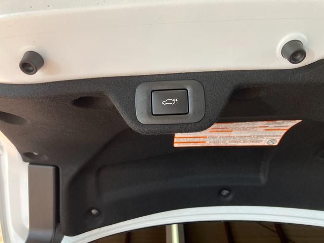 クラウン Ｚ　パノラマガラスルーフ　デジタルインナーミラー　フロント両席パワーシート　プリクラッシュセーフティ　レーントレーシングアシスト　ＢＳＭ　２０インチアルミホイール（13枚目）