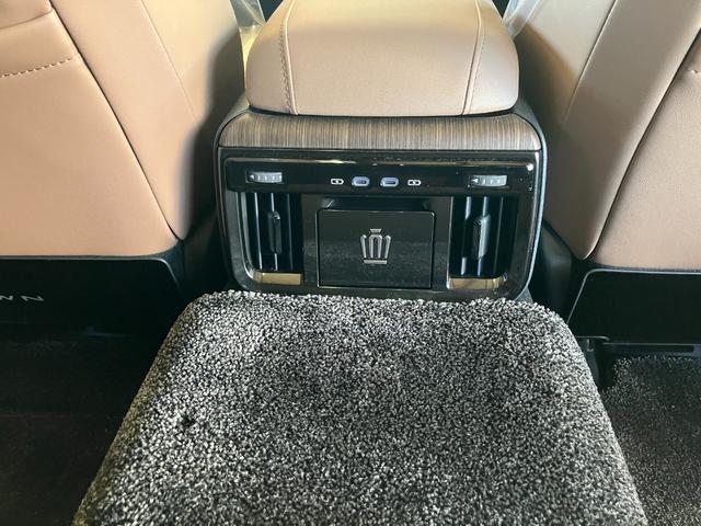 クラウン Ｚ　パノラマガラスルーフ　デジタルインナーミラー　フロント両席パワーシート　プリクラッシュセーフティ　レーントレーシングアシスト　ＢＳＭ　２０インチアルミホイール（15枚目）