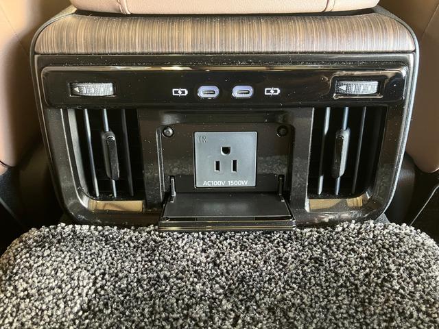 クラウン Ｚ　パノラマガラスルーフ　デジタルインナーミラー　フロント両席パワーシート　プリクラッシュセーフティ　レーントレーシングアシスト　ＢＳＭ　２０インチアルミホイール（16枚目）