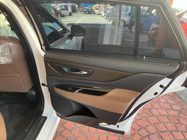 クラウン Ｚ　パノラマガラスルーフ　デジタルインナーミラー　フロント両席パワーシート　プリクラッシュセーフティ　レーントレーシングアシスト　ＢＳＭ　２０インチアルミホイール（17枚目）