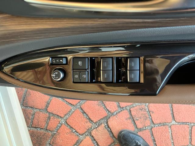 クラウン Ｚ　パノラマガラスルーフ　デジタルインナーミラー　フロント両席パワーシート　プリクラッシュセーフティ　レーントレーシングアシスト　ＢＳＭ　２０インチアルミホイール（23枚目）