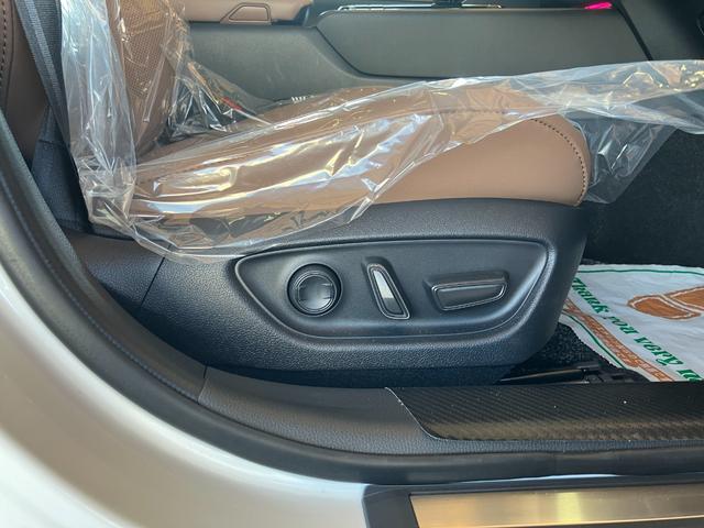 クラウン Ｚ　パノラマガラスルーフ　デジタルインナーミラー　フロント両席パワーシート　プリクラッシュセーフティ　レーントレーシングアシスト　ＢＳＭ　２０インチアルミホイール（25枚目）