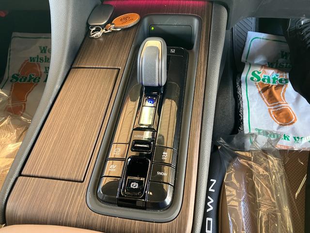 クラウン Ｚ　パノラマガラスルーフ　デジタルインナーミラー　フロント両席パワーシート　プリクラッシュセーフティ　レーントレーシングアシスト　ＢＳＭ　２０インチアルミホイール（32枚目）