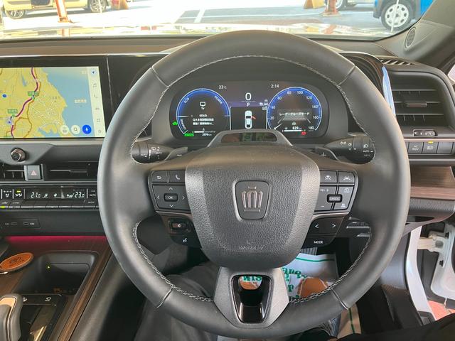 クラウン Ｚ　パノラマガラスルーフ　デジタルインナーミラー　フロント両席パワーシート　プリクラッシュセーフティ　レーントレーシングアシスト　ＢＳＭ　２０インチアルミホイール（35枚目）