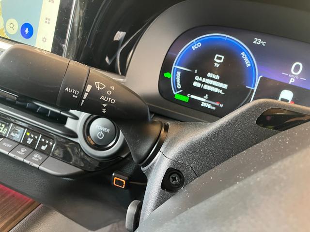 クラウン Ｚ　パノラマガラスルーフ　デジタルインナーミラー　フロント両席パワーシート　プリクラッシュセーフティ　レーントレーシングアシスト　ＢＳＭ　２０インチアルミホイール（40枚目）