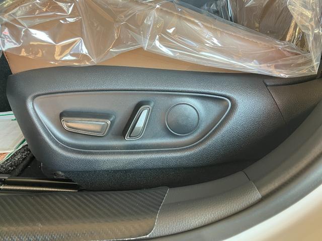 クラウン Ｚ　パノラマガラスルーフ　デジタルインナーミラー　フロント両席パワーシート　プリクラッシュセーフティ　レーントレーシングアシスト　ＢＳＭ　２０インチアルミホイール（43枚目）