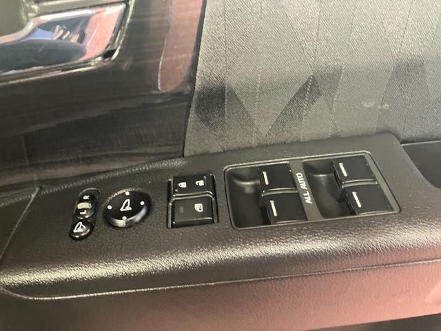 オデッセイ アブソルート・ホンダセンシング　８人乗り　ナビ　フルセグＴＶ　バックカメラ　衝突軽減ブレーキ　ＥＴＣ　両側パワースライドドア　ハーフレザーシート　運転席パワーシート　キープッシュスタート　アルミホイール　キーフリー　オートクルーズ（23枚目）