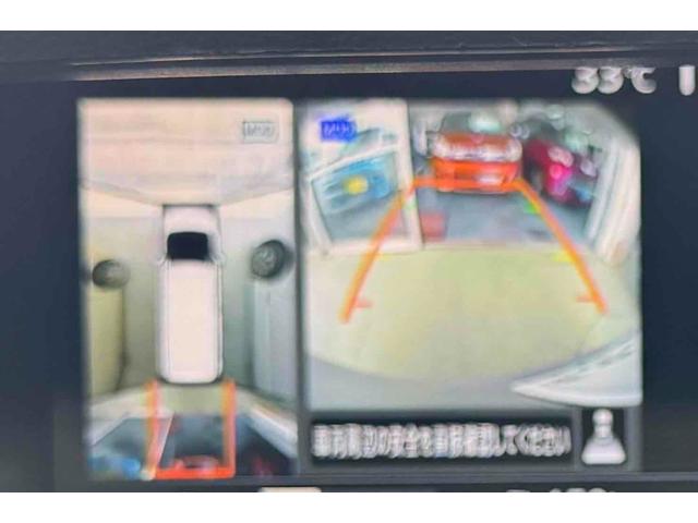 【全方位型モニター】クルマを上空から見下ろしているかのように、直感的に周囲の状況を把握できる全方位型モニター。狭い場所での駐車でも周囲が映像で確認できます。