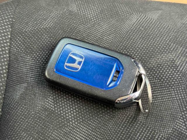 シャトル ハイブリッド　ホンダセンシング　ＥＴＣ　オートクルーズコントロール　レーンアシスト　衝突被害軽減システム　アルミホイール　スマートキー　アイドリングストップ　電動格納ミラー　チップアップシート　ＡＴ　盗難防止システム　衝突安全ボディ（13枚目）