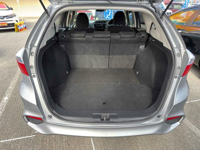 シャトル ハイブリッド　ホンダセンシング　ＥＴＣ　オートクルーズコントロール　レーンアシスト　衝突被害軽減システム　アルミホイール　スマートキー　アイドリングストップ　電動格納ミラー　チップアップシート　ＡＴ　盗難防止システム　衝突安全ボディ（19枚目）