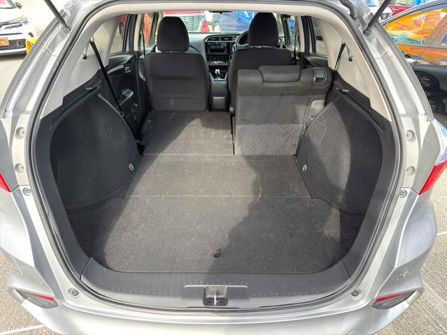 シャトル ハイブリッド　ホンダセンシング　ＥＴＣ　オートクルーズコントロール　レーンアシスト　衝突被害軽減システム　アルミホイール　スマートキー　アイドリングストップ　電動格納ミラー　チップアップシート　ＡＴ　盗難防止システム　衝突安全ボディ（23枚目）