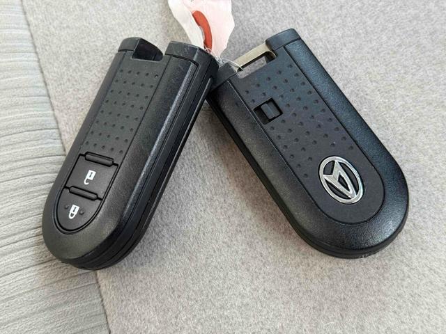 スマートエントリーキーシステムです。鍵を持っていればドアロック、解除、エンジン始動も楽チンです。イチイチ鍵を出す手間も無くなりますよ。悪天候時にも重宝しますね。