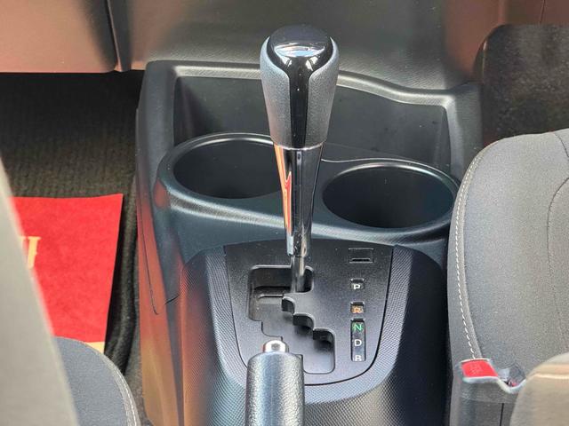 必ず使用するシフトレバー。確りと確認したいですね。