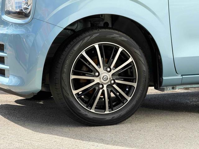 アルミホイールのメリットは「軽さ」と「デザイン性の高さ」と言えます。スチールに比べてアルミは軽量なために、ハンドル操作性の向上や車の燃費が良くなると言われております。