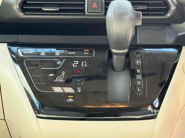 必ず使用するシフトレバー。確りと確認したいですね。