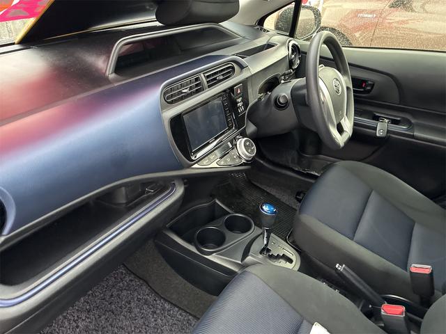 アクア Ｓ　ハイブリッド　ナビ　プッシュスタート　スマートキー　ステリングスイッチ（8枚目）