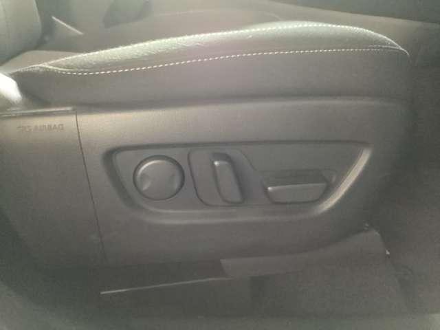 フロントシートは心地よいフィット感と程よいホールド性を両立。今までになく快適な運転を楽しめるマツダ自慢のシートです。