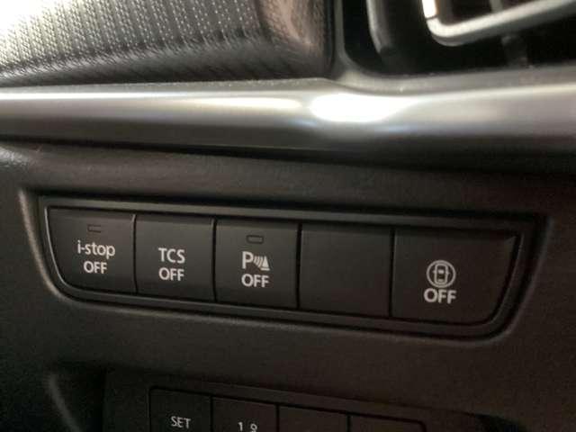 運転席横のスイッチでアイドリングストップやパーキングセンサーのＯＮ／ＯＦＦの切替が可能です。