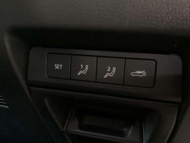 運転席横のスイッチで電動シートの位置をメモリーすることができます。