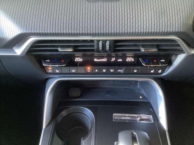 左右独立式のフルオートエアコンです。運転席、助手席で好みの温度設定が可能。ご夫婦やカップルの方に喜ばれる機能です！