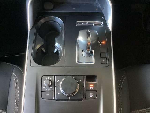 自然と手を伸ばした位置にシフトレバーを配置。人間工学に基づいて設計されています。