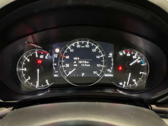 視認性の良い３連メーターで知りたい情報を即座に判断できます。