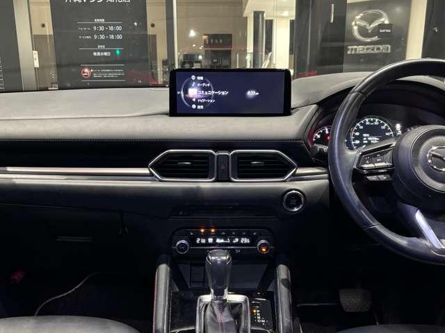 一目で何がどこに配置されているか分かるインパネ周り。